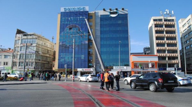 İzmir in göbeğinde kaza: Tır direğe çarptı!