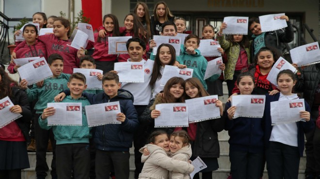 İzmir in  ikizler  okulunda karne sevinci