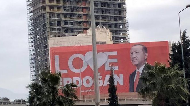 İzmir in ilçelerine  Love Erdoğan  afişi