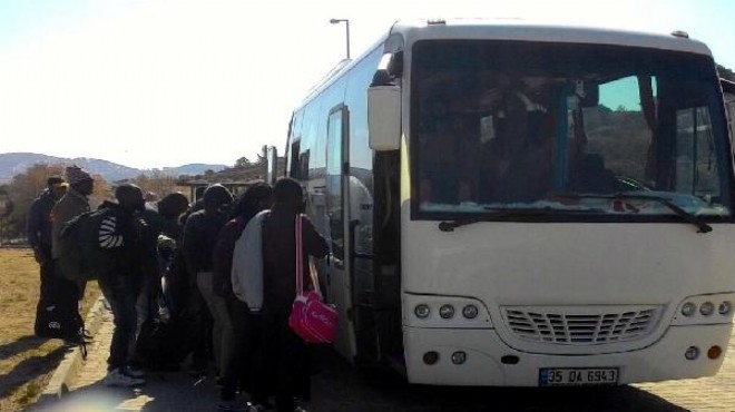 İzmir in ilçesinde kayalıklara saklanmış 46 kaçak yakalandı!