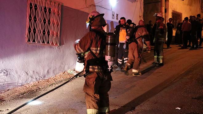 İzmir in kahraman itfaiyecisi: Alevlerin arasına korkusuzca daldı