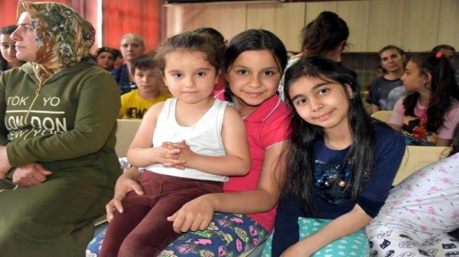 İzmir in kanatsız meleği: 100 çocuğa bayram sevinci yaşattı