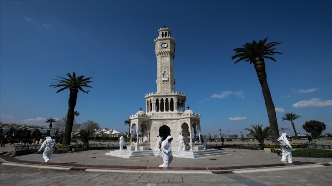 İzmir in kent meydanında temizlik seferberliği