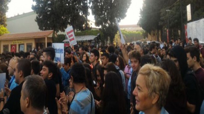 İzmir’in köklü lisesinde protesto: Öğretmenine dokunma!