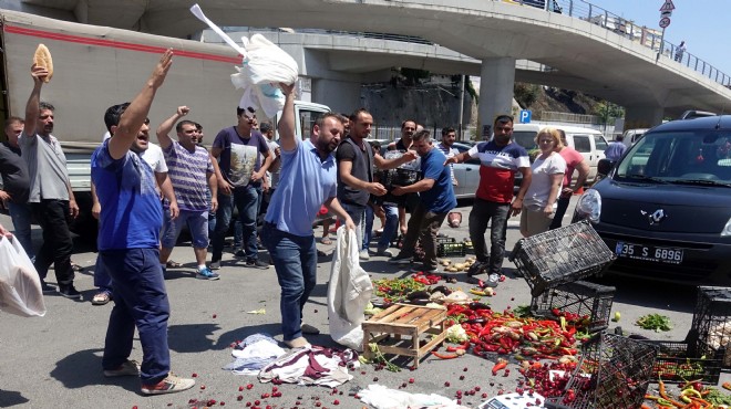 İzmir in o ilçesinde gerginlik: Esnaf belediyeyi bastı!