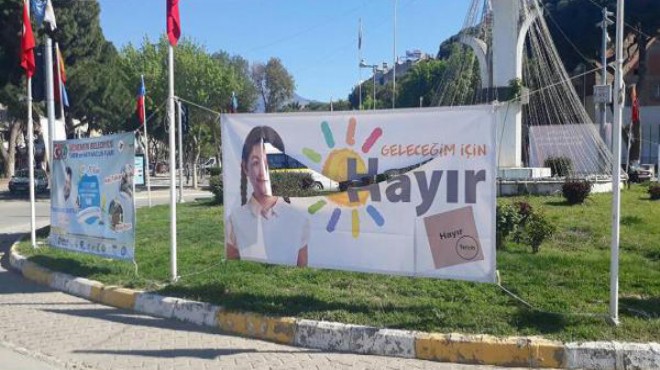 İzmir in o ilçesinde  hayır  pankartlarına zarar verildi