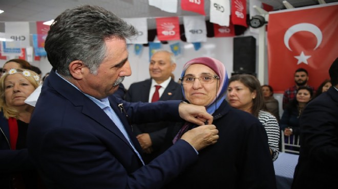 İzmir’in o ilçesinde seçim öncesi rozet şov: 1249 kişi AK Parti den CHP’ye geçti!