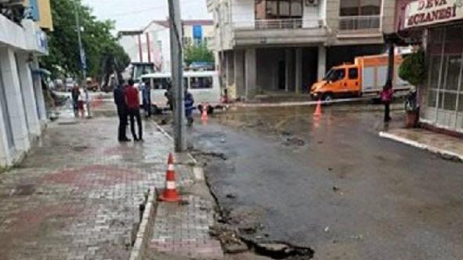İzmir in o ilçesini sağanak vurdu: Caddeleri su bastı!