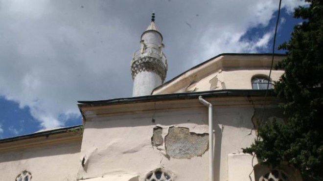 İzmir in tarihi camisi dökülüyor!