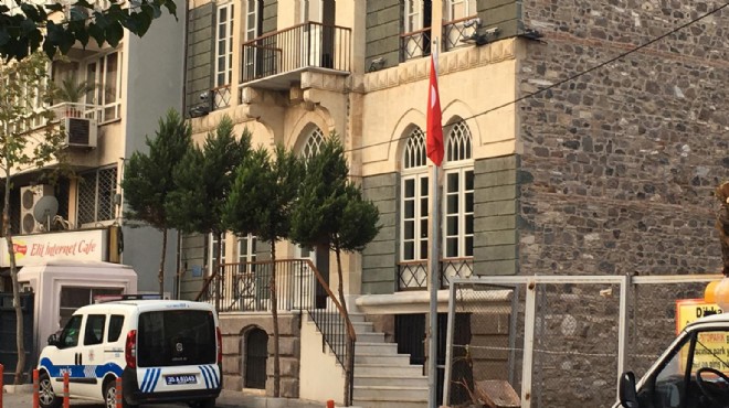 İzmir’in tarihi karakoluna bayrak geldi, kriz bitti!