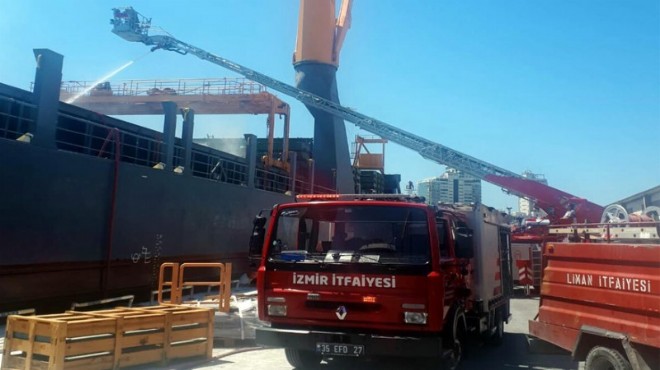 İzmir Limanı nda gemide yangın!