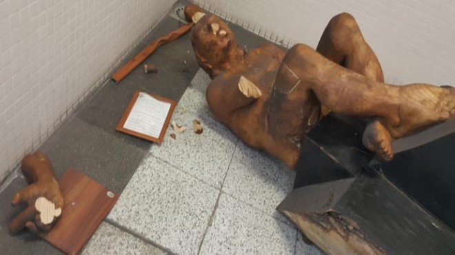 İzmir Metrosu nda çirkin saldırı: O heykeli parçaladı!