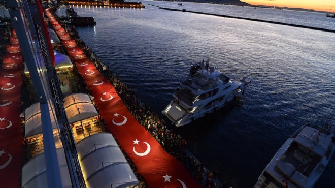 İzmir şu an... Dev bayrak açıldı!