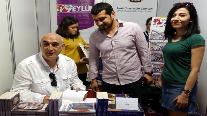 İzmirli Gazeteci Eyce fuarda okurlarıyla buluştu