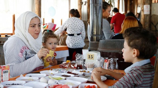 İzmirli hayırseverler Suriyeli ve Türk çocuklara umut oluyor
