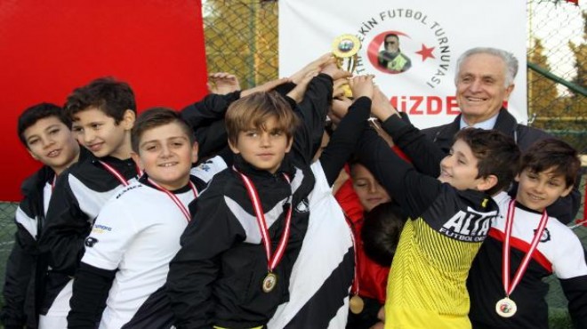 İzmirli minik futbolcular Fethi Sekin i unutmadı