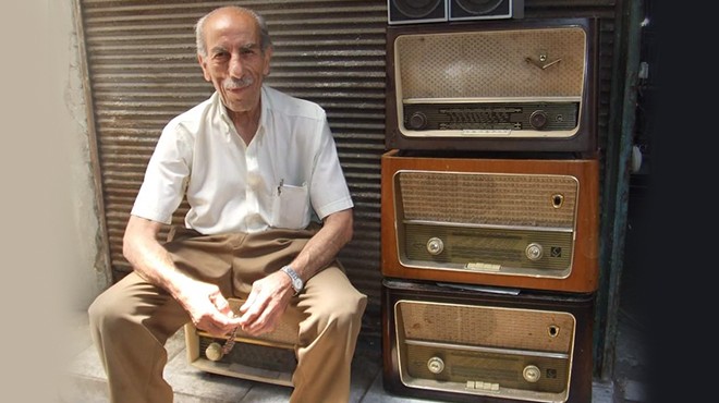 İzmirli Özcan Kırdı Usta’ya veda... Antika radyoların sesi sustu!