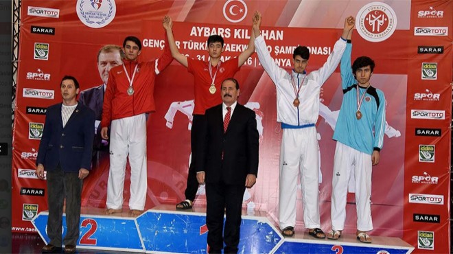 İzmirli taekwondocular iki madalyayla döndü