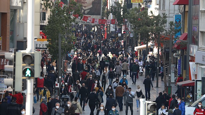 İzmirliler kendini sokağa attı: Sosyal mesafe unutuldu!