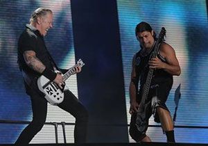 Metallica İstanbul da hayranlarının istediği şarkıları çaldı