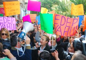 AK Partili Kadınlar’dan CHP İzmir önünde ‘Genç’ protestosu 