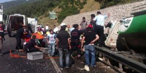 İzmir’de feci kaza: Süt tankeri devrildi 