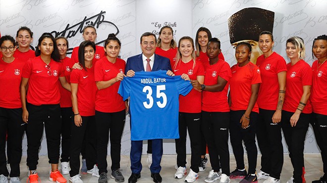 Kadın futbolculardan Başkan Batur a şampiyonluk sözü