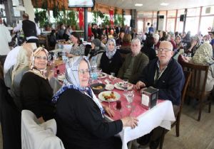 Bornova’da yaşlılara özel ilgi: Kahvaltıda buluştular