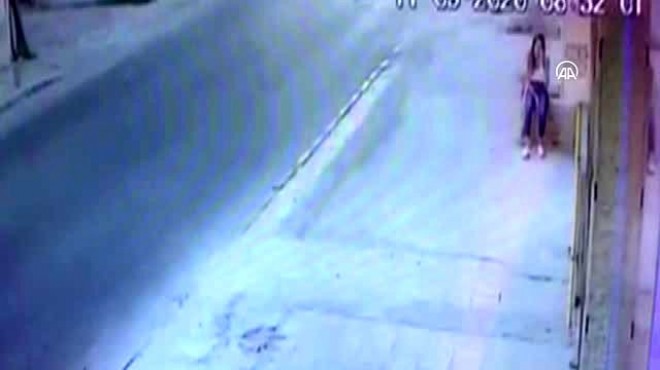 İzmir de feci kaza: Kaldırımda oturan kadına araba çarptı!