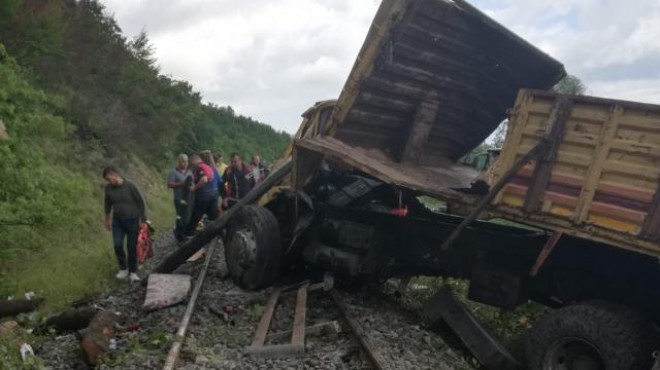Kamyon demir yoluna yuvarlandı: 2 ölü