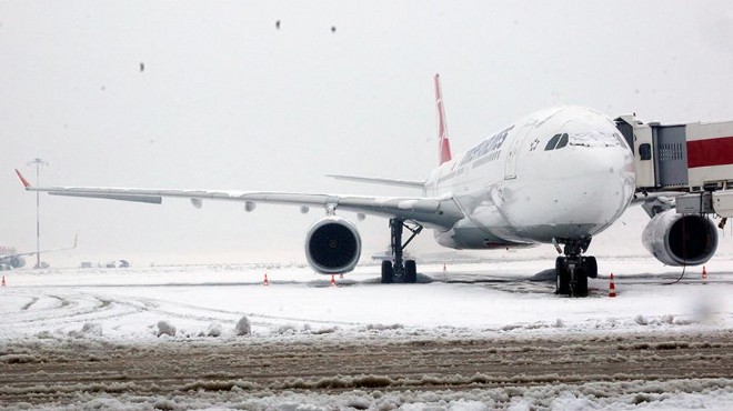 Kar İzmir’in havalimanını devre dışı bıraktı!
