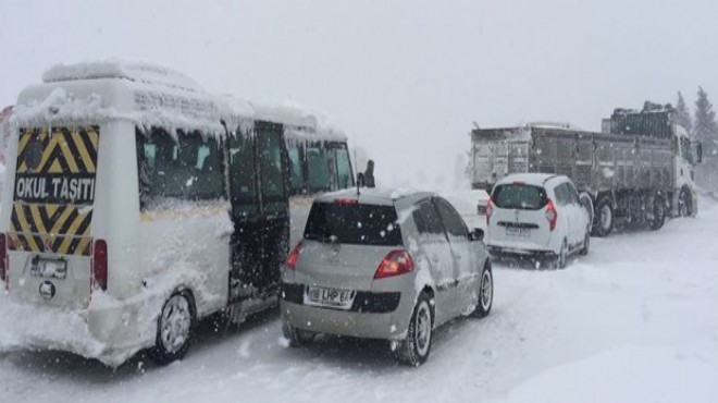 Kar ve tipi Bursa-İzmir karayolunu kapattı!