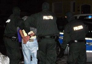 Alman polisinden  kara ceketliler e operasyon 