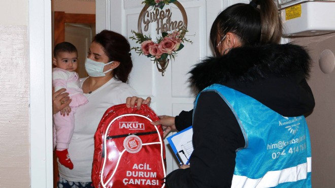 Karabağlar da deprem çantası dağıtıldı