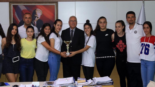 Karabağlar ın şampiyon kızlarından Selvitopu na ziyaret