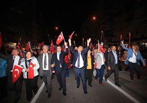 Karabağlar da Cumhuriyet coşkusu: Binler fener alayında buluştu
