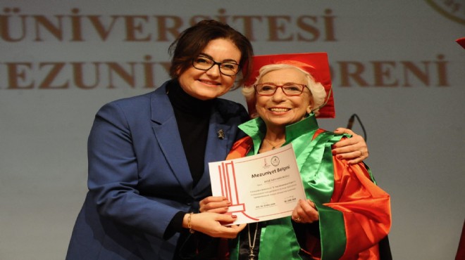 Karşıyaka 3. Yaş Üniversitesi’nde mezuniyet sevinci