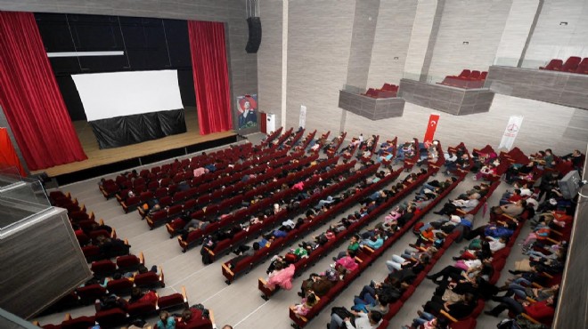 Karşıyaka Belediyesi nden çocuklara sinema ve tiyatro şöleni