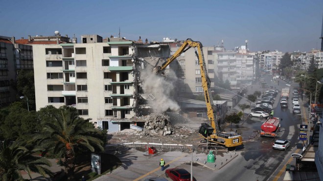 Karşıyaka daki  yatık binalar da yıkım başladı!