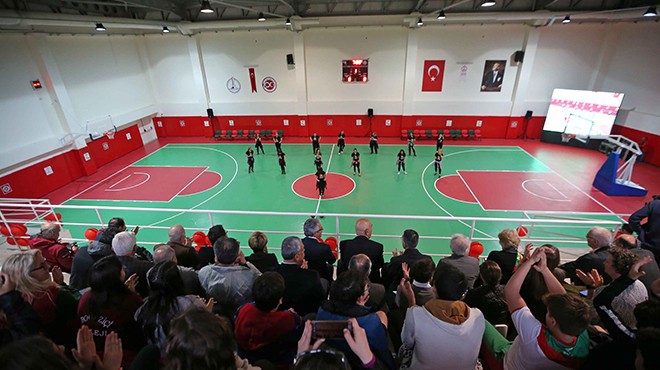 Karşıyaka Nadir Vekiloğlu Spor Salonu açıldı
