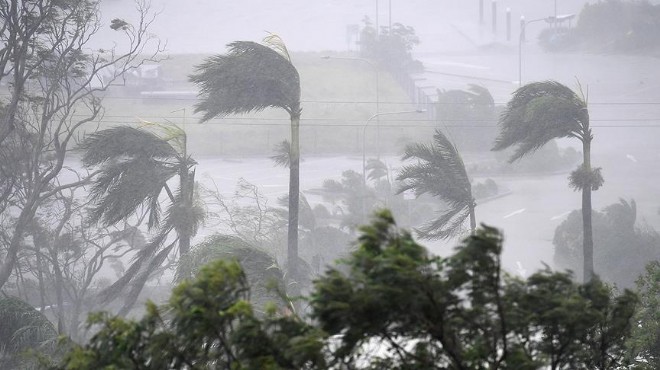 Kasırga 35 bin evi elektriksiz bıraktı