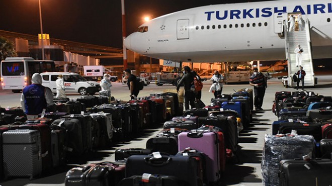 Katar’dan 292 Türk vatandaşı İzmir e getirildi