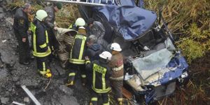 İzmir’de minibüs dereye uçtu: 1 ölü, 6 yaralı