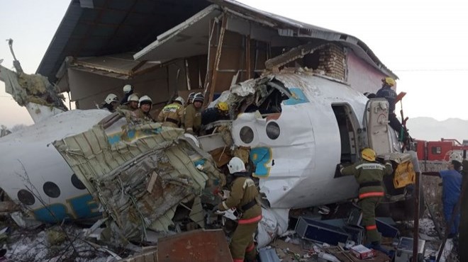 Kazakistan da yolcu uçağı düştü: 15 ölü!