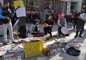 Sokak müziğinden gelen paralar çocuklara kitap oluyor