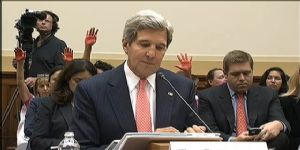 Kerry nin konuşmasında savaş karşıtı protesto
