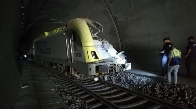 Kılavuz tren tünelde raydan çıktı: 2 ölü