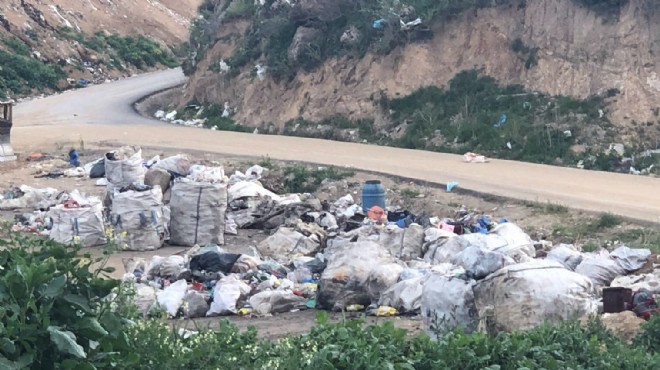 Kiraz’ın Çemberli Efe’sinden çöp isyanı: Kaldırmazlarsa yolu kapatırım!