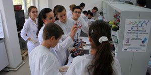 Urlalı öğrenciler DNA zincirlerinden kolye yaptı