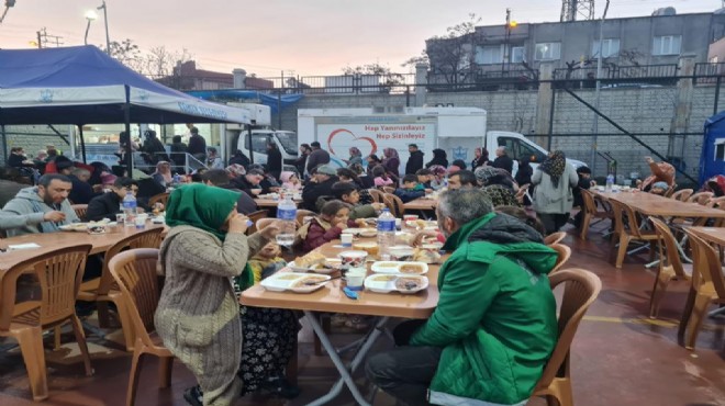 Konak Belediyesi çadır kentte iftar sofrası kurdu
